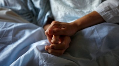 hand-holding-in-hospital